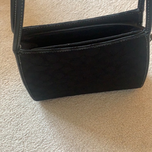 Black coach purse. Signature C - Picture 2 of 6